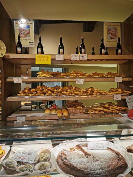 panificio con coppie ferraresi e torte