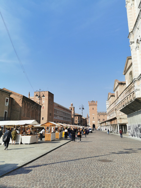 piazza con mercatino