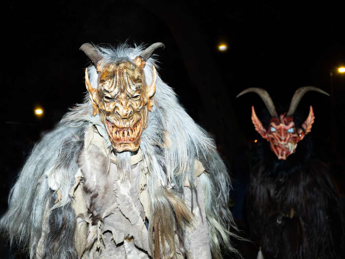 krampus durante le sfilate tradizionali natalizie in trentino