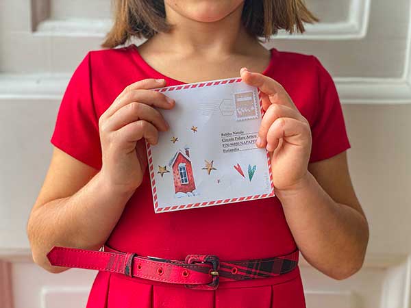bimba con letterina di natale