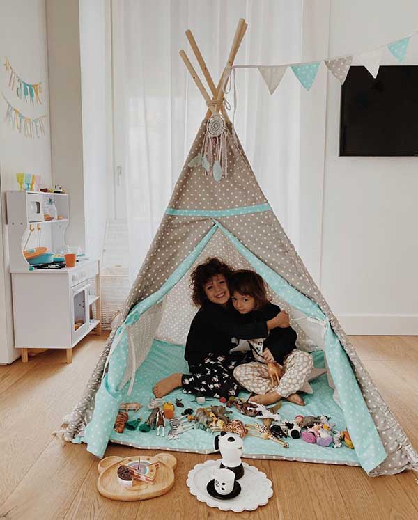 bambini in tenda salotto
