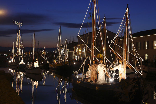presepe sulla barca al porto canale di Cesenatico