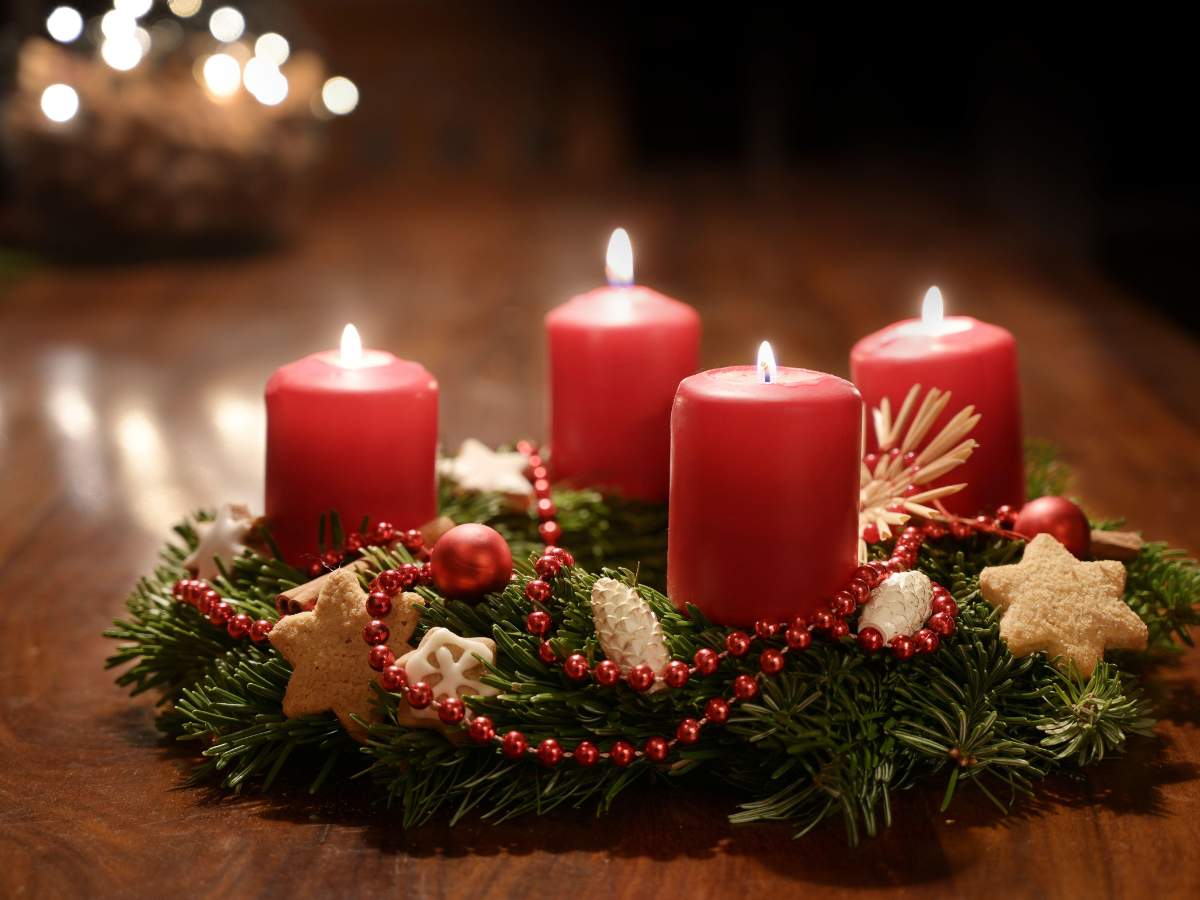 corone dell'avvento con 4 candele accese