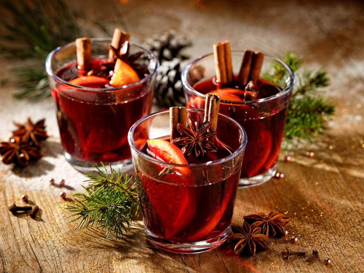 tazze di vin brule tradizione natalizia trentina