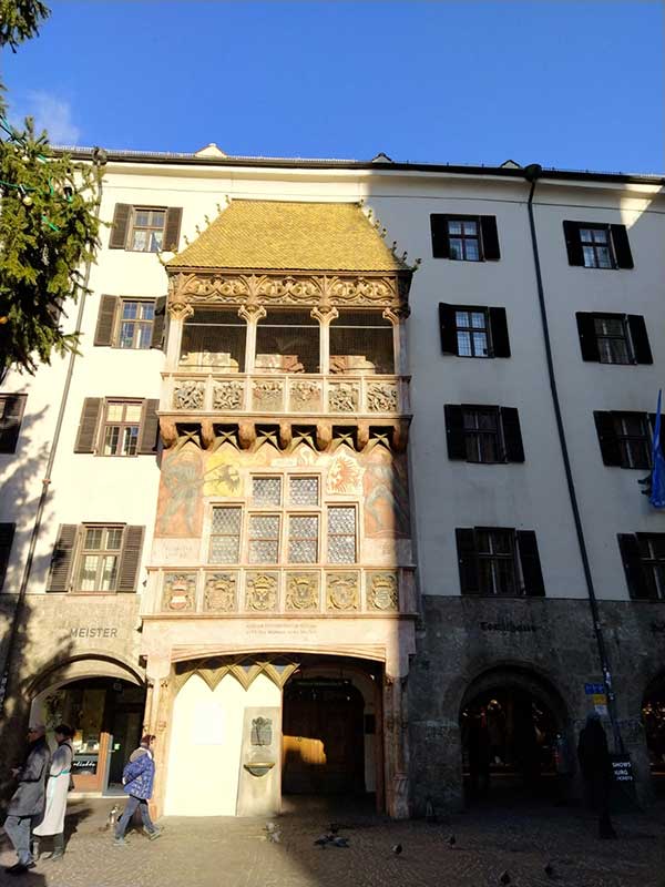 edificio storico con tetto in oro