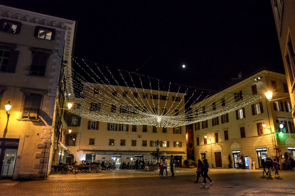piazza con luminarie appena da palazzo a palazzo