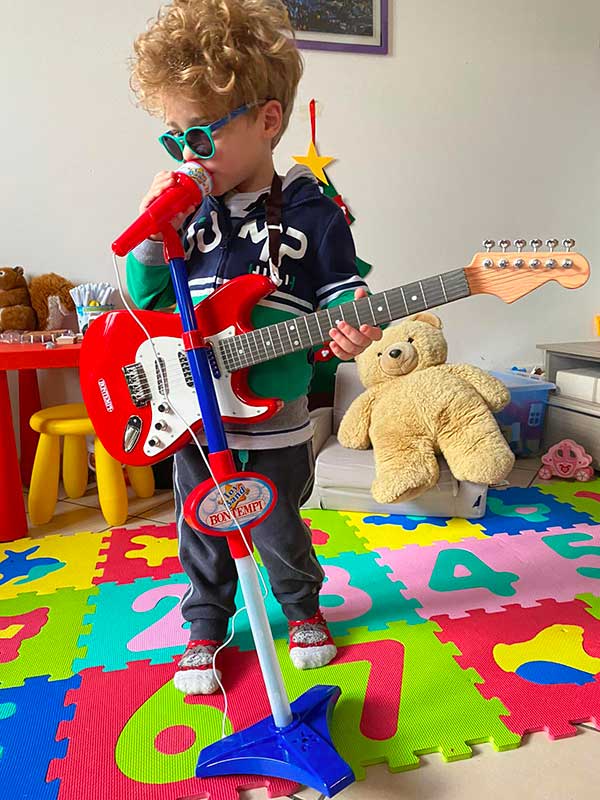 bambino suona la chitarra