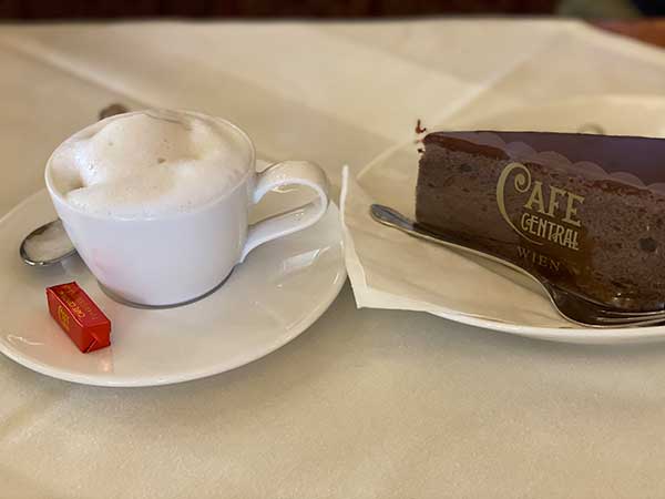 cappuccino e sacher torte