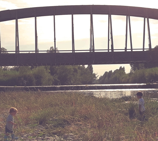 bimbi giocano vicino a un ponte