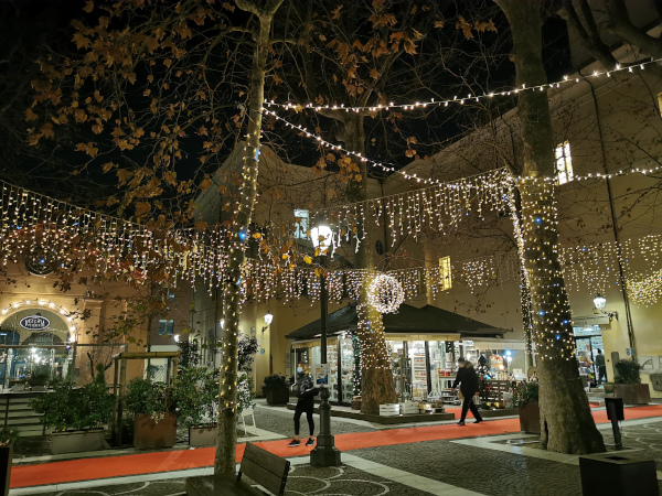 piazzetta pisacane illuminata