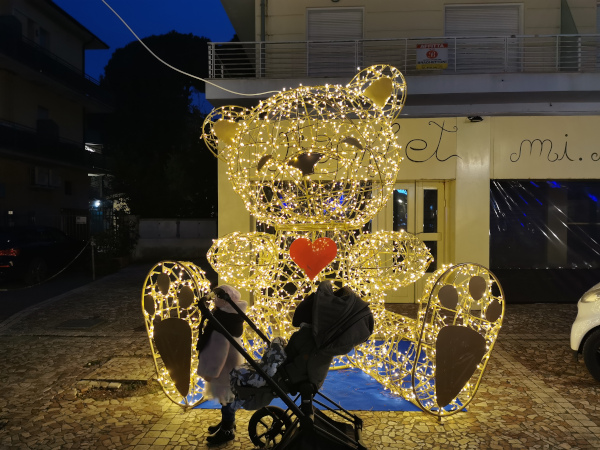 orsetto di luci e bimbi che lo guardano