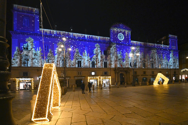 piazza di piacenza con videoproiezioni e installazioni luminose