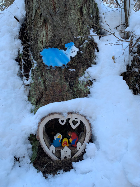 presepe in legno in mezzo alla neve