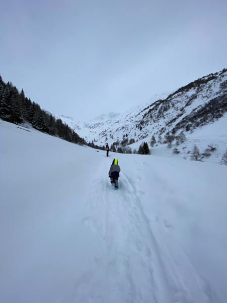 bambino cammina sulla neve