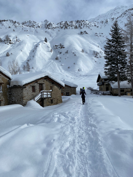 borgo montano innevato