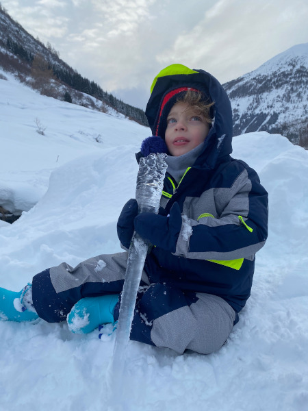 Bambino seduto nella neve