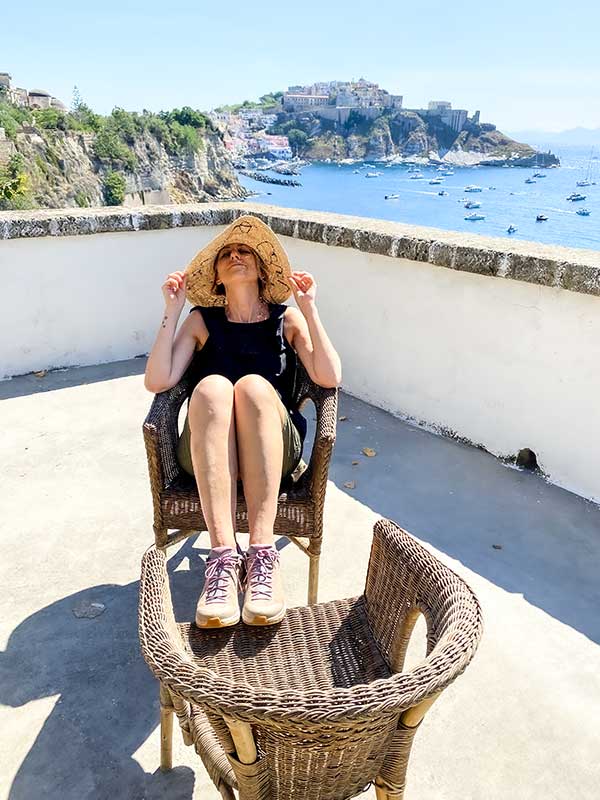 gairdini di elasa donna in terrazzo
