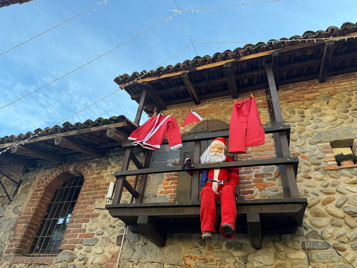 babbo natale sul terrazzo a ricetto di candelo