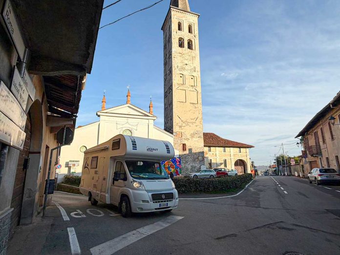 camper davanti alla chiesa del ricetto di candelo