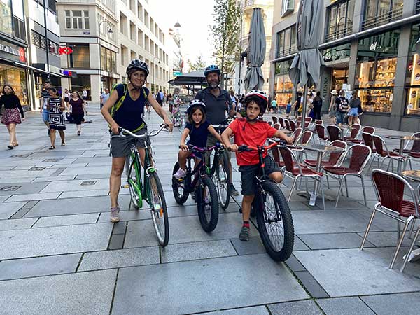 famiglia in bici nel centro di Vienna