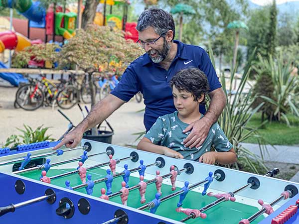 papà e figlio giocano a Biliardino