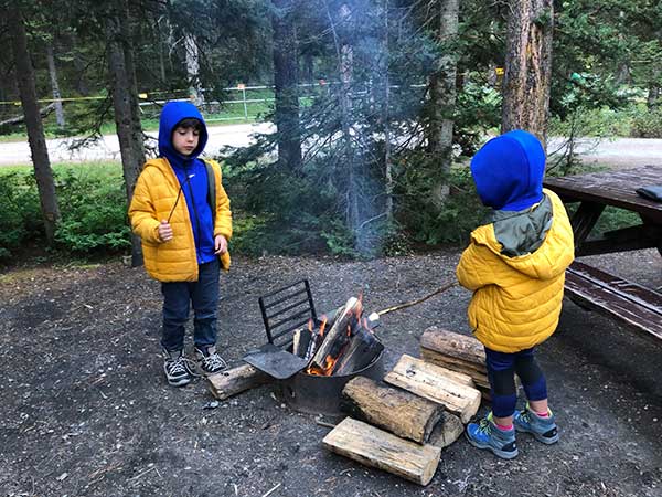 bambini fuoco campeggio