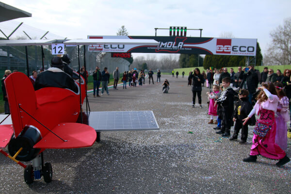 aereo durante la sfilata di carnevale