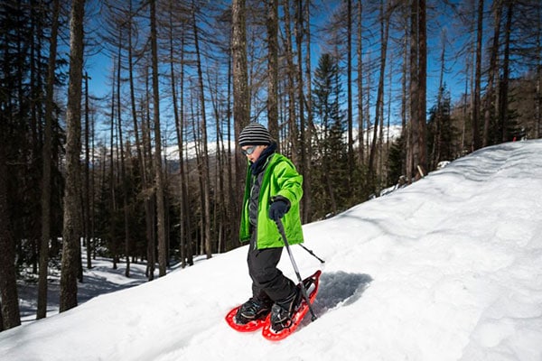 bambino con le ciaspole sulla neve