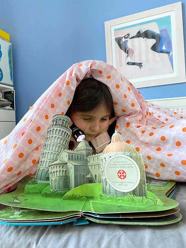 bambina legge libro pop-up
