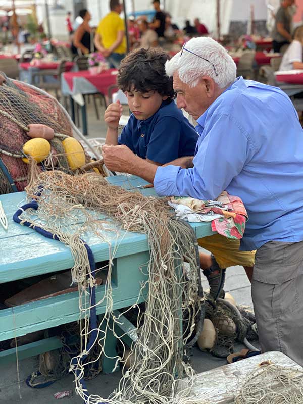 pescatore procida con bambino