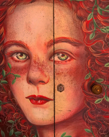 murales con volto di ragazza