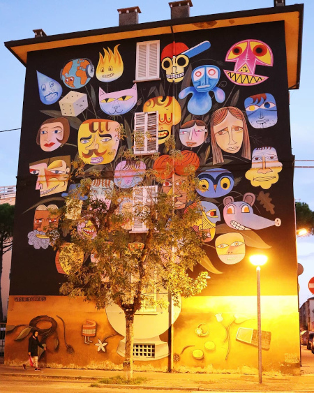 muro raffigurante tante facce diverse