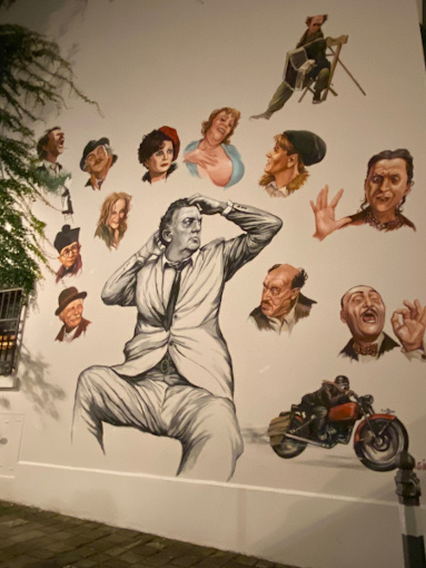 affresco con fellini e i suoi personaggi