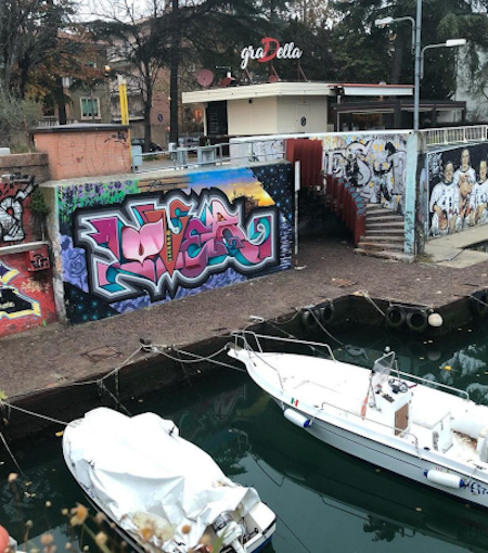 murales davanti alle barche attraccate