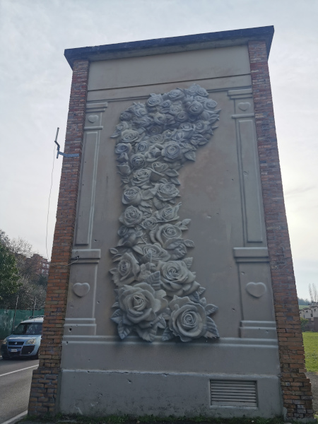 murales con pugno fatto di rose