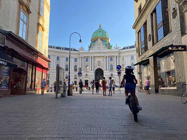 bambina bici a Vienna