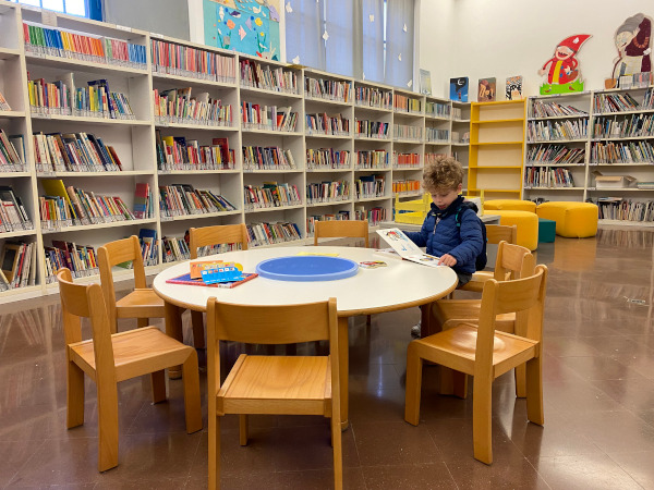 Bambino in biblioteca