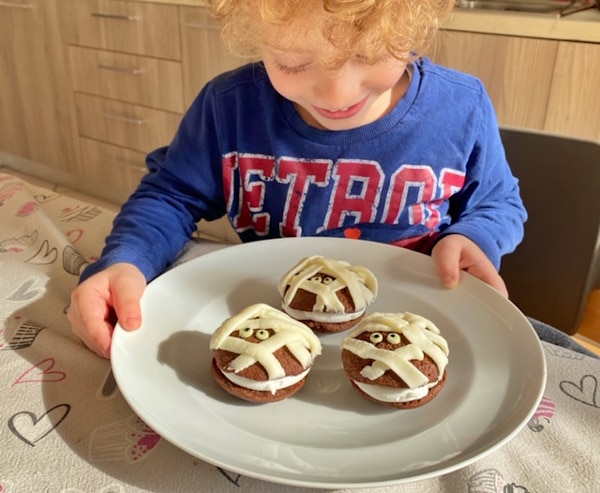 Bambino con Dolci Halloween whoopie pie