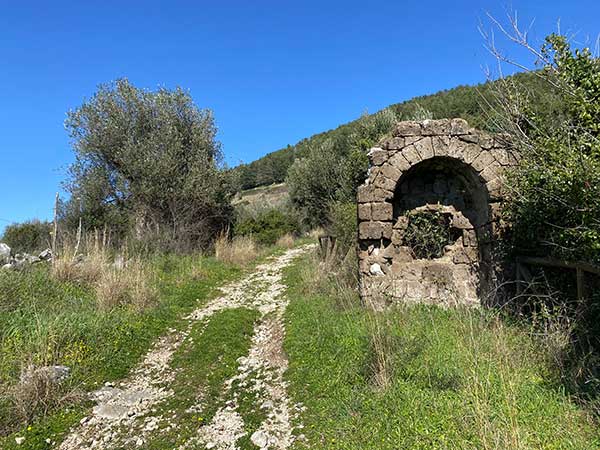 _Trekking a Monte Castello di Castel Morrone-edicola