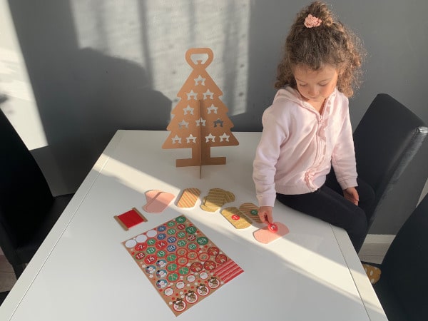 bambina con calendario dell'avvento fai da te mollette