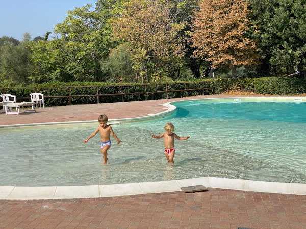 bambini in piscina