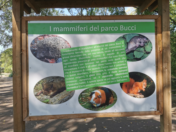 pannello didattico sui mammiferi del parco