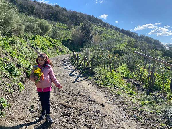 bambina trekking facile