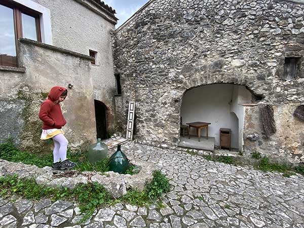 bambina in un borgo fantasma