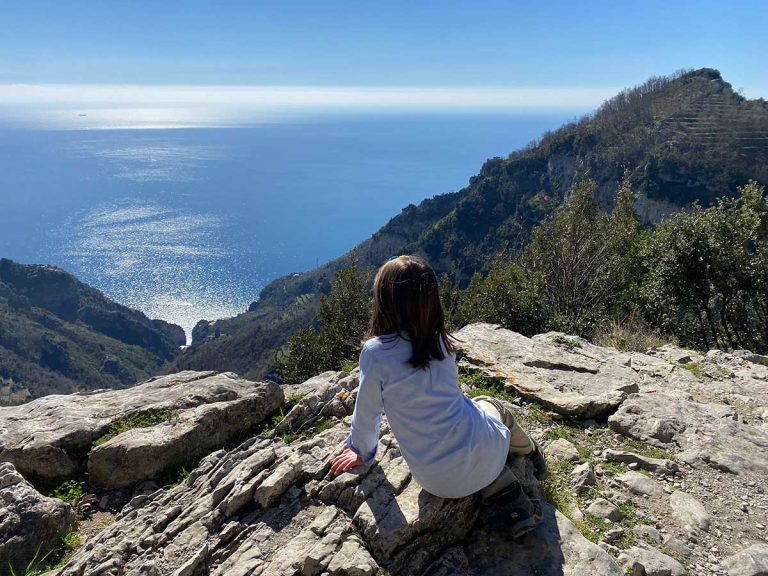 Sentiero degli Dei bambina di spalle