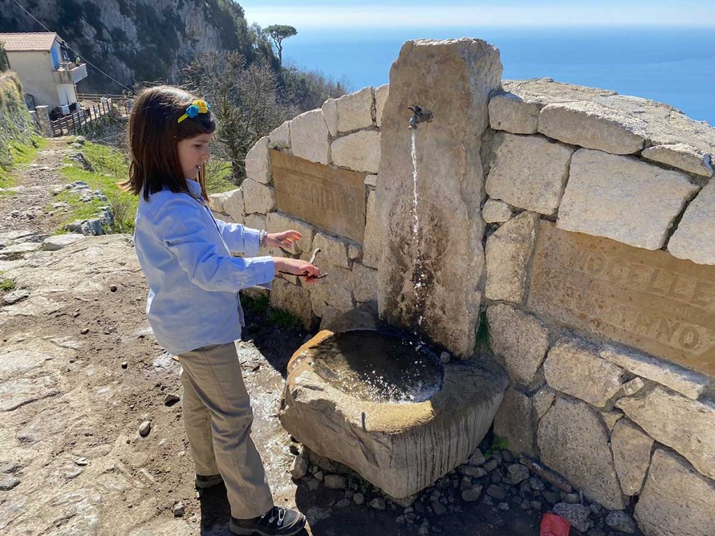 bimba alla fontana del Sentiero degli Dei