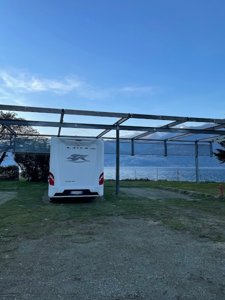 camper parcheggiato vista lago di como