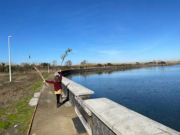 lago fusaro bambina