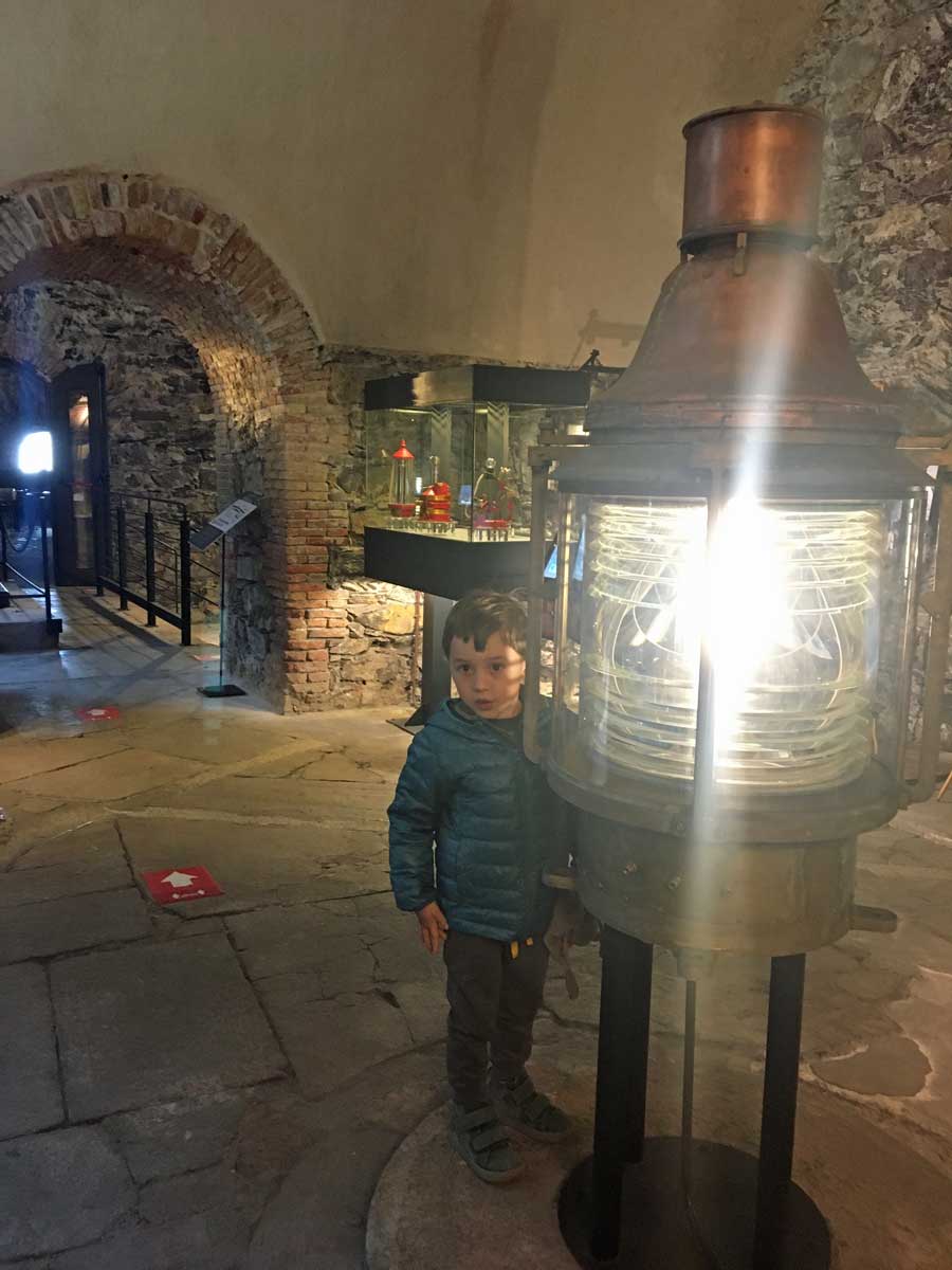 bambino alla lanterna di genova