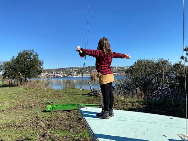 bimba su punta barca